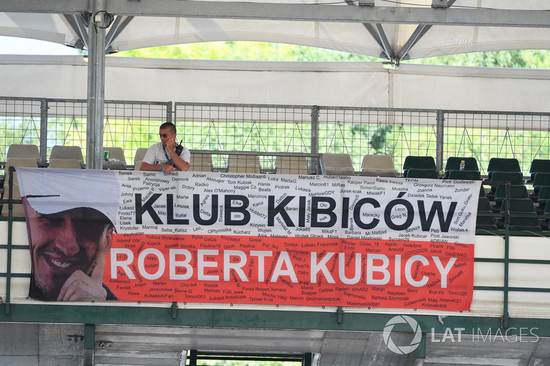 Des fans de Robert Kubica, Renault Sport F1 Team, avec une bannière