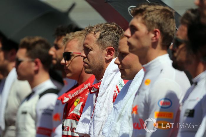 Pilotos durante el himno