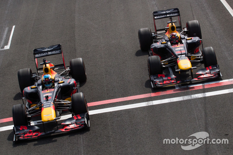 Daniel Ricciardo, RB7, en Max Verstappen, RB8, tijdens Jumbo Racedagen