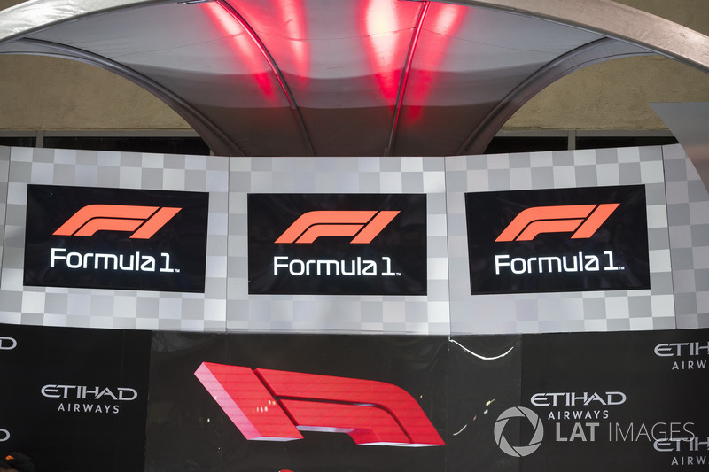 Le nouveau logo de la Formule 1 est présenté sur le podium