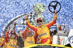 Race winner Joey Logano, Team Penske, Ford Fusion Shell Pennzoil