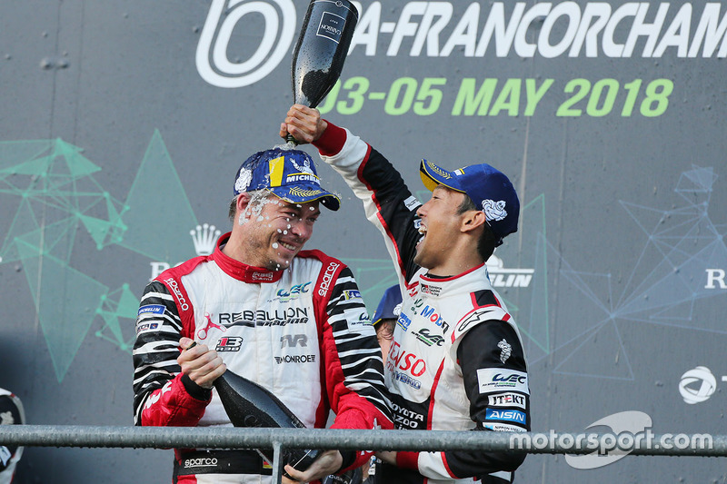 Sur le podium :  le vainqueur #8 Toyota Gazoo Racing Toyota TS050: Kazuki Nakajima, le troisième #1 Rebellion Racing Rebellion R-13: Andre Lotterer