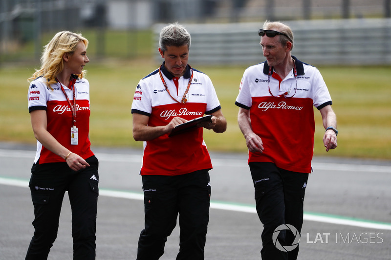 Il personale del team Sauber cammina lungo il circuito