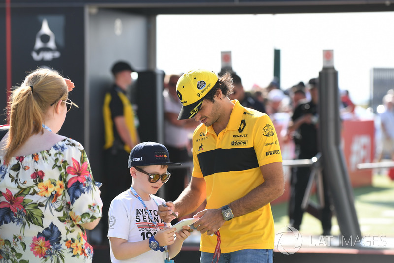 Carlos Sainz Jr., Renault Sport F1 Team signs autographs for the fans