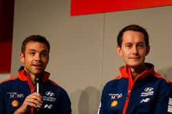 Hayden Paddon et Sebastian Marshall parlent à Henry Hope-Frost sur la scène Autosport