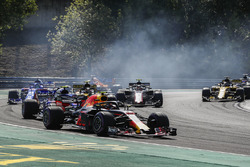 Max Verstappen, Red Bull Racing RB14, leads Pierre Gasly, Toro Rosso STR13, Carlos Sainz Jr., Renault Sport F1 Team R.S. 18, Kevin Magnussen, Haas F1 Team VF-18, Brendon Hartley, Toro Rosso STR13, Nico Hulkenberg, Renault Sport F1 Team R.S. 18, and the remainder of the field at the start