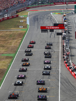 Départ : Sebastian Vettel, Ferrari SF71H, devant Valtteri Bottas, Mercedes AMG F1 W09, Kimi Raikkonen, Ferrari SF71H, Max Verstappen, Red Bull Racing RB14