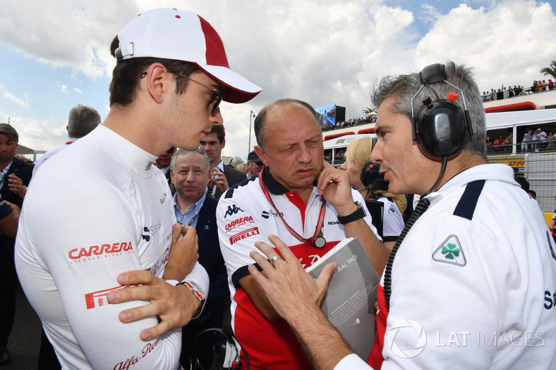 Charles Leclerc, Sauber, Frederic Vasseur, Sauber, Team Principal e Xevi Pujolar, Capo dell'ingegneria in pista Sauber, in griglia