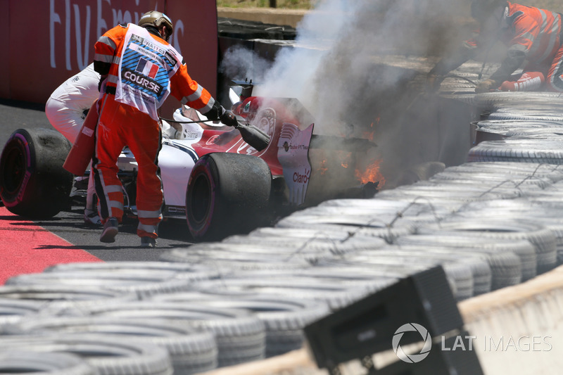 Marcus Ericsson, Sauber C37 choca en la PL1 y se incendia