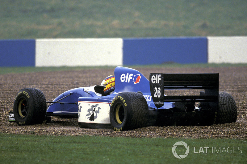 По ходу гонки в гравии оказались оба пилота Ligier Мартин Брандл и Марк Бланделл