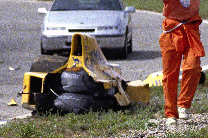 I resti della monoposto di Martin Donnelly, Team Lotus, dopo un tremendo incidente