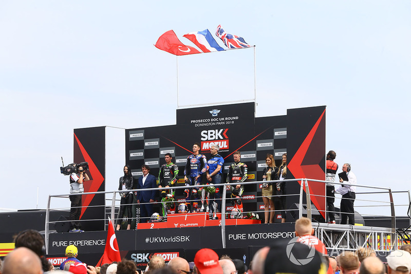 Podyum: Yarış galibi Michael van der Mark, Pata Yamaha, 2. Toprak Razgatlioglu, Kawasaki Puccetti Racing, 3. Jonathan Rea, Kawasaki Racing