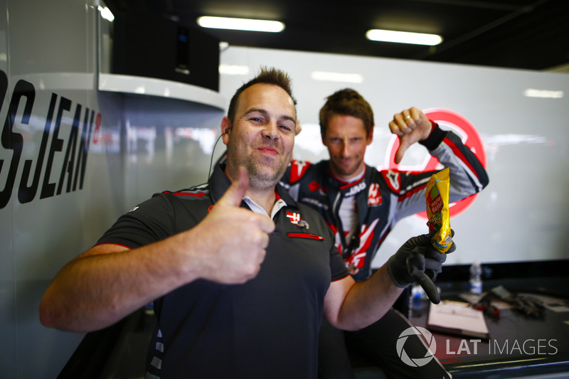Гонщик Haas F1 Team Ромен Грожан и его инженер
