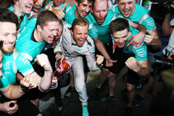 Ganador de la carrera Nico Rosberg, Mercedes AMG F1 celebra con el equipo