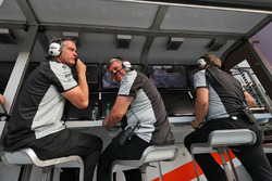 Энди Стивенсон, менеджер команды Sahara Force India F1, Отмар Сафнауэр, операционный директор Sahara