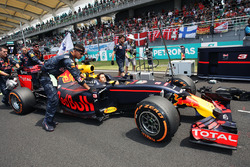 Daniel Ricciardo, Red Bull Racing RB12 en la parrilla