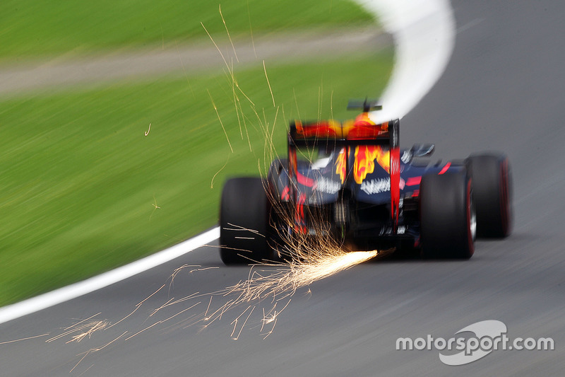 4. Daniel Ricciardo, Red Bull Racing RB12 scando chispas