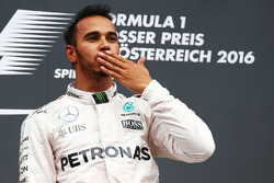 Winnaar Lewis Hamilton, Mercedes AMG F1 viert op het podium