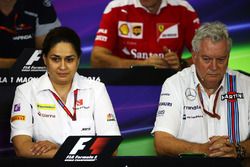 Monisha Kaltenborn, director del equipo Sauber y Pat Symonds, Williams director técnico en la Confer