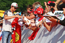 Esteban Gutiérrez, Haas F1 Team con fans