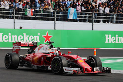 Sebastian Vettel, Ferrari SF16-H saluda al público
