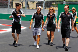Sergio Perez, Sahara Force India F1 wandelt op het circuit met het team