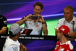 Romain Grosjean, Haas F1 Team photographie Lewis Hamilton, Mercedes AMG F1 et Sebastian Vettel, Ferrari lors de la conférence de presse de la FIA
