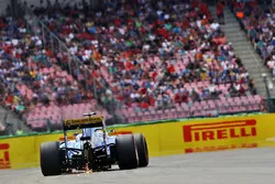 Marcus Ericsson, Sauber C35 sends sparks flying