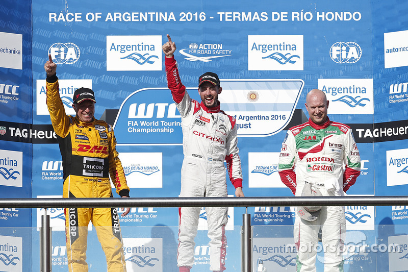 Podium: winnaar José María López, Citroën World Touring Car Team, tweede plaats Tom Coronel, Roal Mo