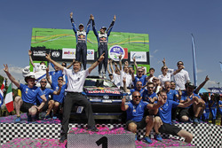 Podium: winnaars Jari-Matti Latvala, Miikka Anttila, Volkswagen Polo WRC, Volkswagen Motorsport