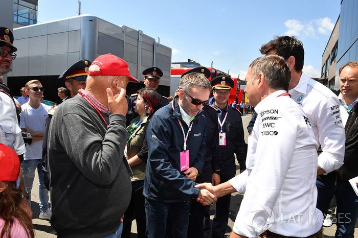 Herbert Kickl, ministro del Interior austriaco con Niki Lauda, Mercedes AMG F1 y Toto Wolff, Mercedes AMG F1 