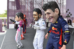 Une caricature de Daniel Ricciardo, Red Bull Racing, Lewis Hamilton, Mercedes-AMG F1