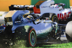 Lewis Hamilton, Mercedes AMG F1 W09, finisce sull'erba