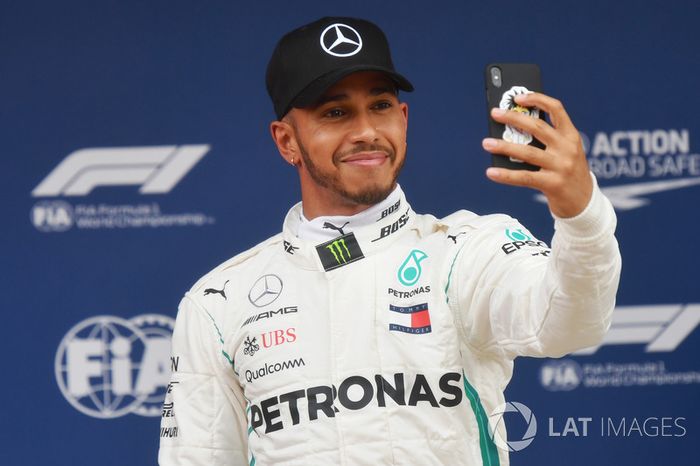 1º Lewis Hamilton  (48 victorias desde la pole) (el 56'47 % de sus victorias)