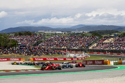 Sebastian Vettel, Ferrari SF71H, Valtteri Bottas, Mercedes AMG F1 W09, Kimi Raikkonen, Ferrari SF71H, Max Verstappen, Red Bull Racing RB14, Daniel Ricciardo, Red Bull Racing RB14, the remainder of the field at the start of the race