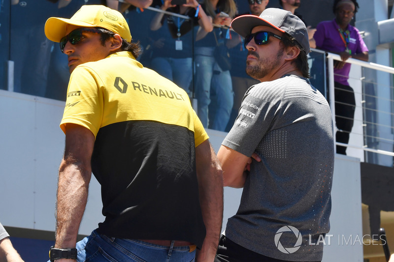 Carlos Sainz Jr., Renault Sport F1 Team y Fernando Alonso, McLaren en el desfile de pilotos