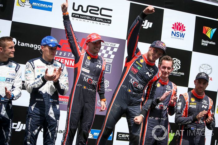 Los ganadores del Rally de Australia 2017 Thierry Neuville, Nicolas Gilsoul, Hyundai Motorsport, el segundo clasificado Ott Tänak, Martin Järveoja, M-Sport, y los terceros clasificados Hayden Paddon, Sebastian Marshall, Hyundai Motorsport