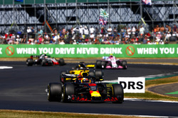 Daniel Ricciardo, Red Bull Racing RB14, devant Nico Hulkenberg, Renault Sport F1 Team R.S. 18