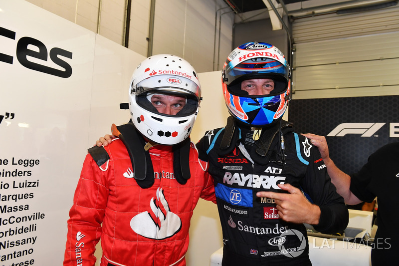 Pengemudi F1 Experiences 2-Seater, Jenson Button, bersama penumpangnya, Guy Martin