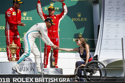 Podyum: 2. Lewis Hamilton, Mercedes AMG F1 ve Nathalie McGoin