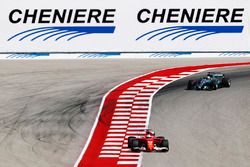 Sebastian Vettel, Ferrari SF70H, Lewis Hamilton, Mercedes AMG F1 W08
