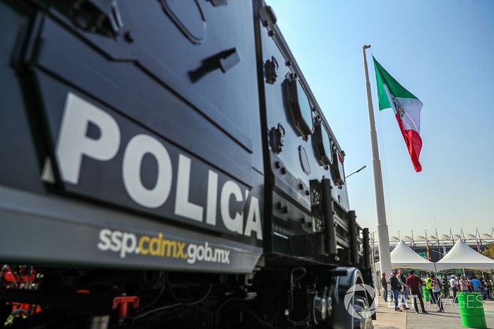 Polícia y la bandera mexicana