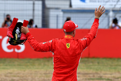 Il poleman Sebastian Vettel, Ferrari, festeggia nel parco chiuso
