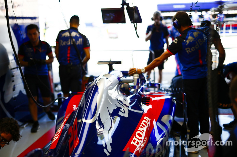 Toro Rosso engineers work on the car of Brendon Hartley, Toro Rosso STR13