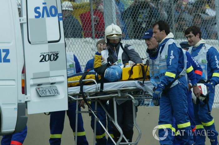 Fernando Alonso, Renault Renault F1 Team R23, es llevado en ambulancia