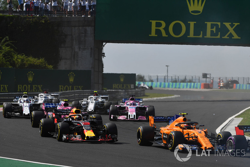 Stoffel Vandoorne, McLaren MCL33, Daniel Ricciardo, Red Bull Racing RB14