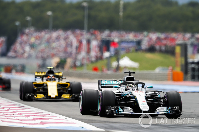 Lewis Hamilton, Mercedes AMG F1 W09, precede Carlos Sainz Jr., Renault Sport F1 Team R.S. 18