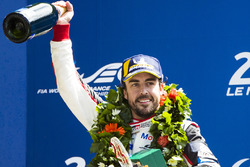 Sur le podium du classement général : le vainqueur Fernando Alonso, Toyota Gazoo Racing