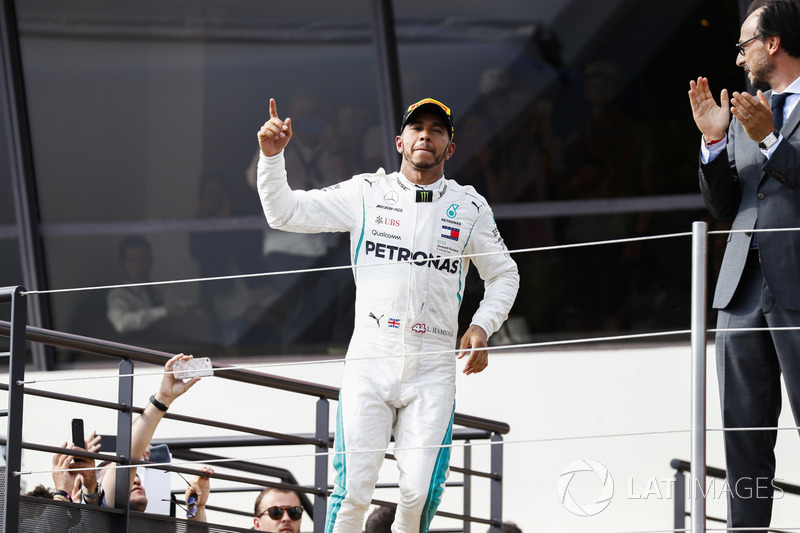 Lewis Hamilton, Mercedes AMG F1, vainqueur, arrive sur le podium