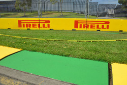 Insegna Pirelli e cordolo